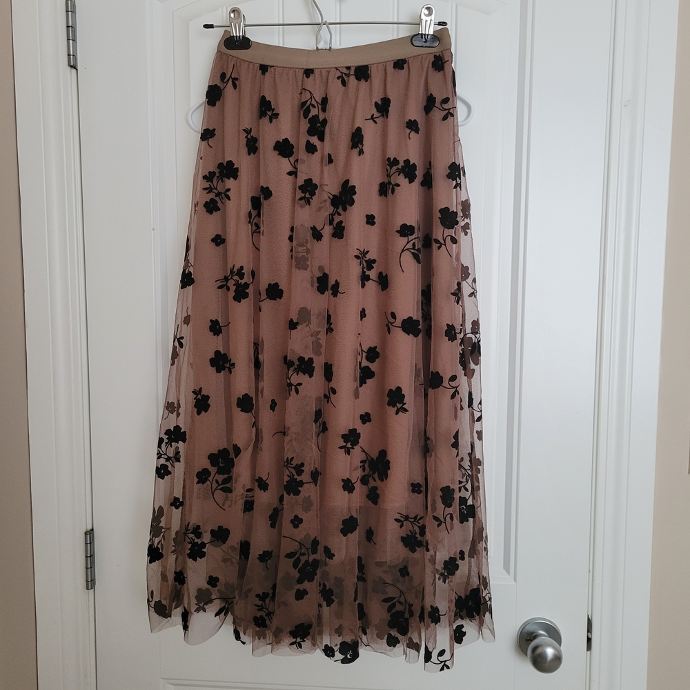 Chic Floral Maxi Skirt in Black and Tan - Picture 1 of 2